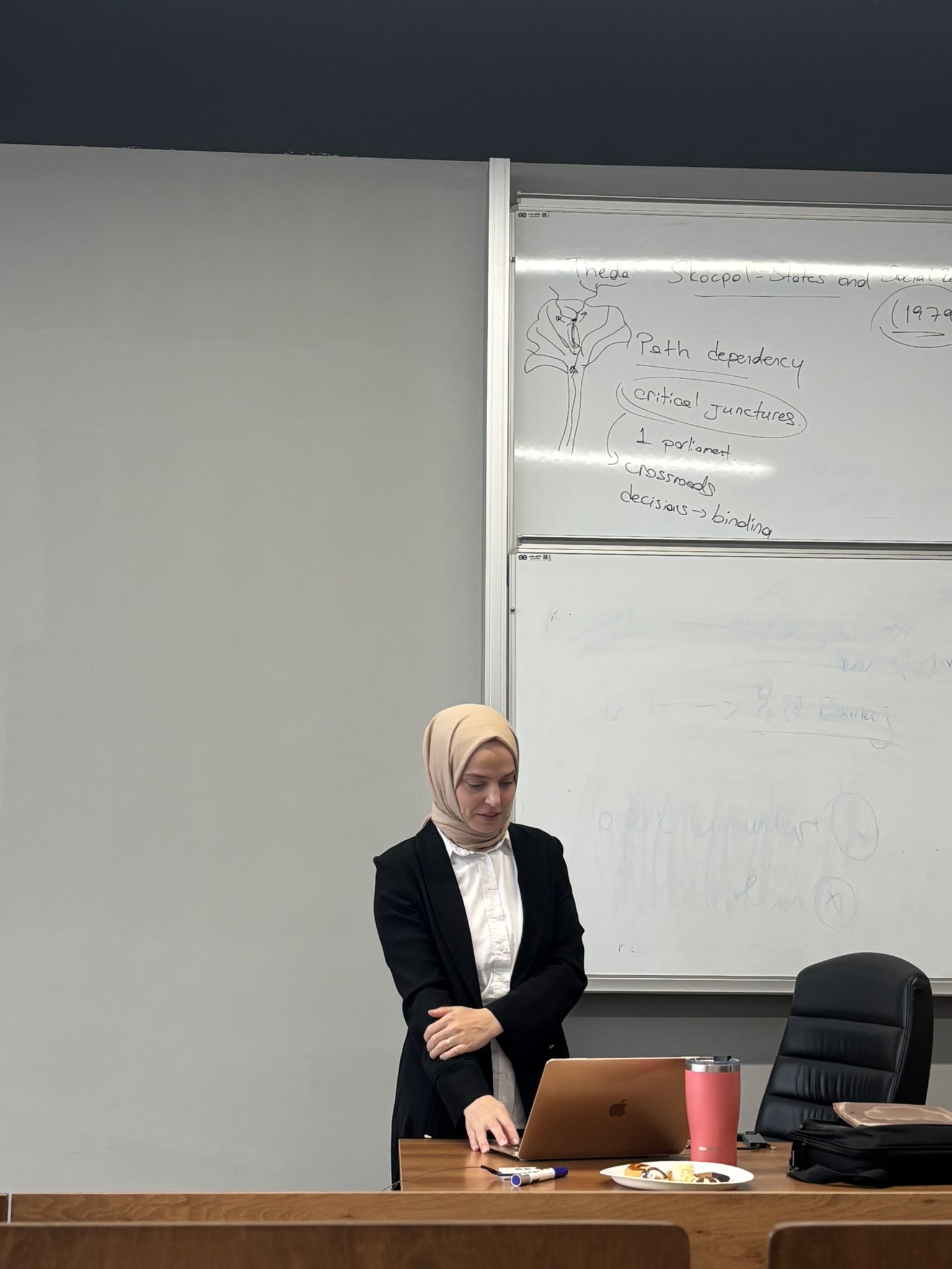 G5EWUmZWcAADamk.jpg (196 KB)