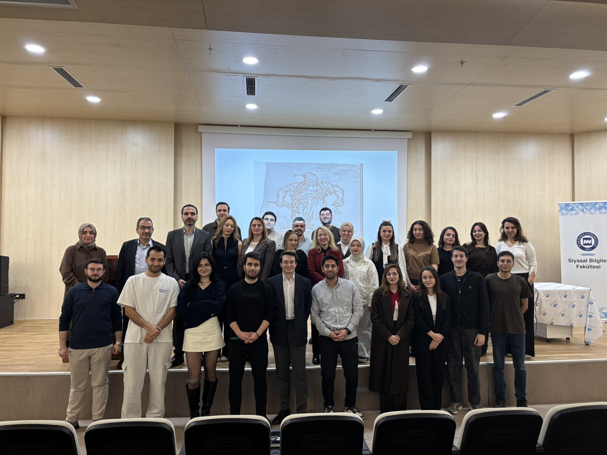 HDICBq4akAAOCn6.jpg (337 KB)