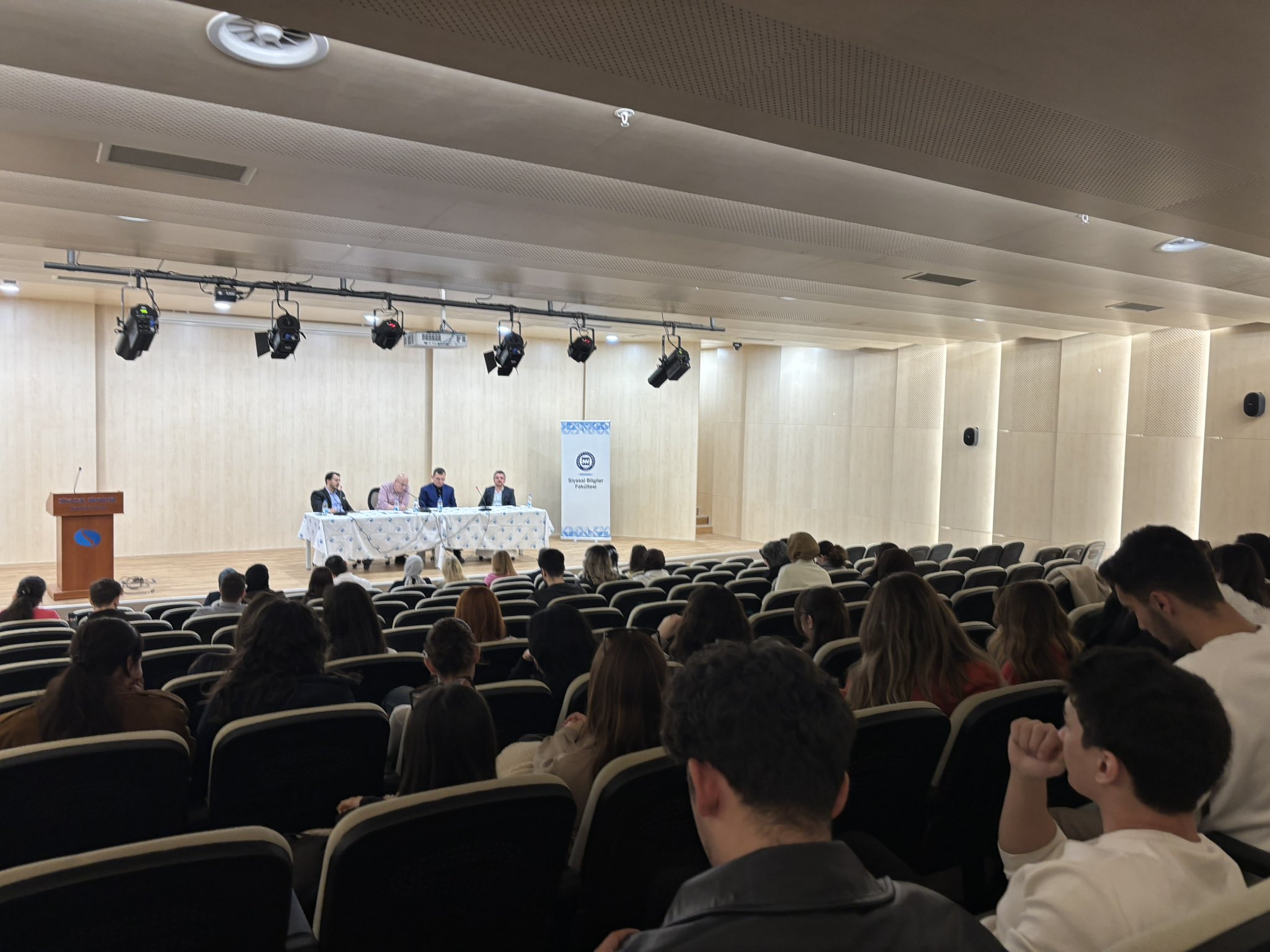 HE0AYUBWgAA-SDL.jpg (306 KB)