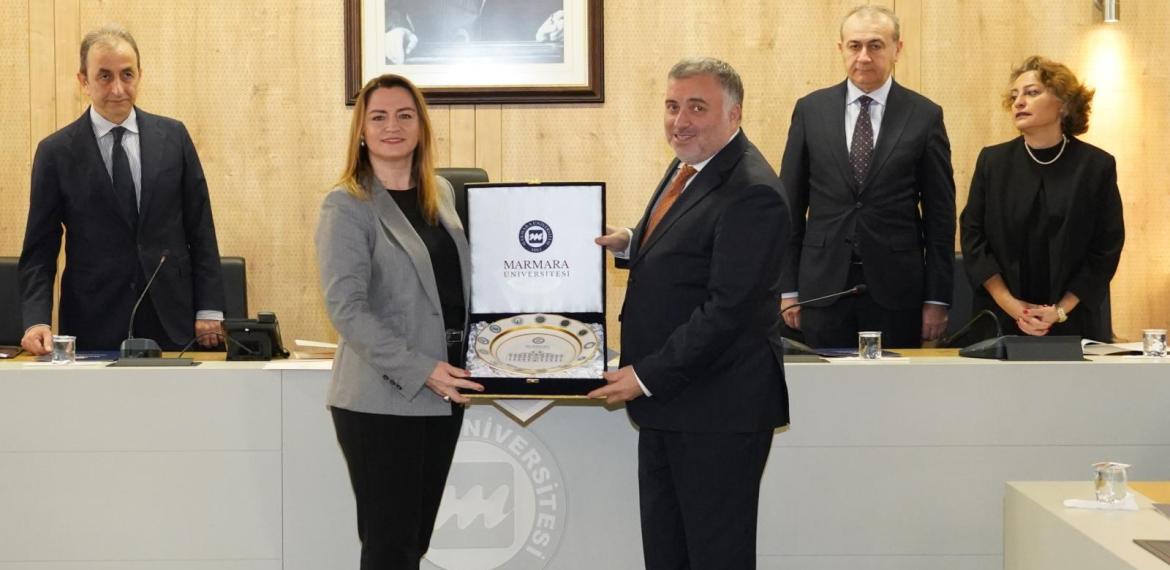 Bölüm öğretim üyemiz Prof. Dr. Arzu Al üstün akademik başarıları dolayısıyla rektörümüz Prof. Dr. Mehmet Emin Okur tarafından tebrik edilerek kendisine teşekkür plaketi takdim edildi.